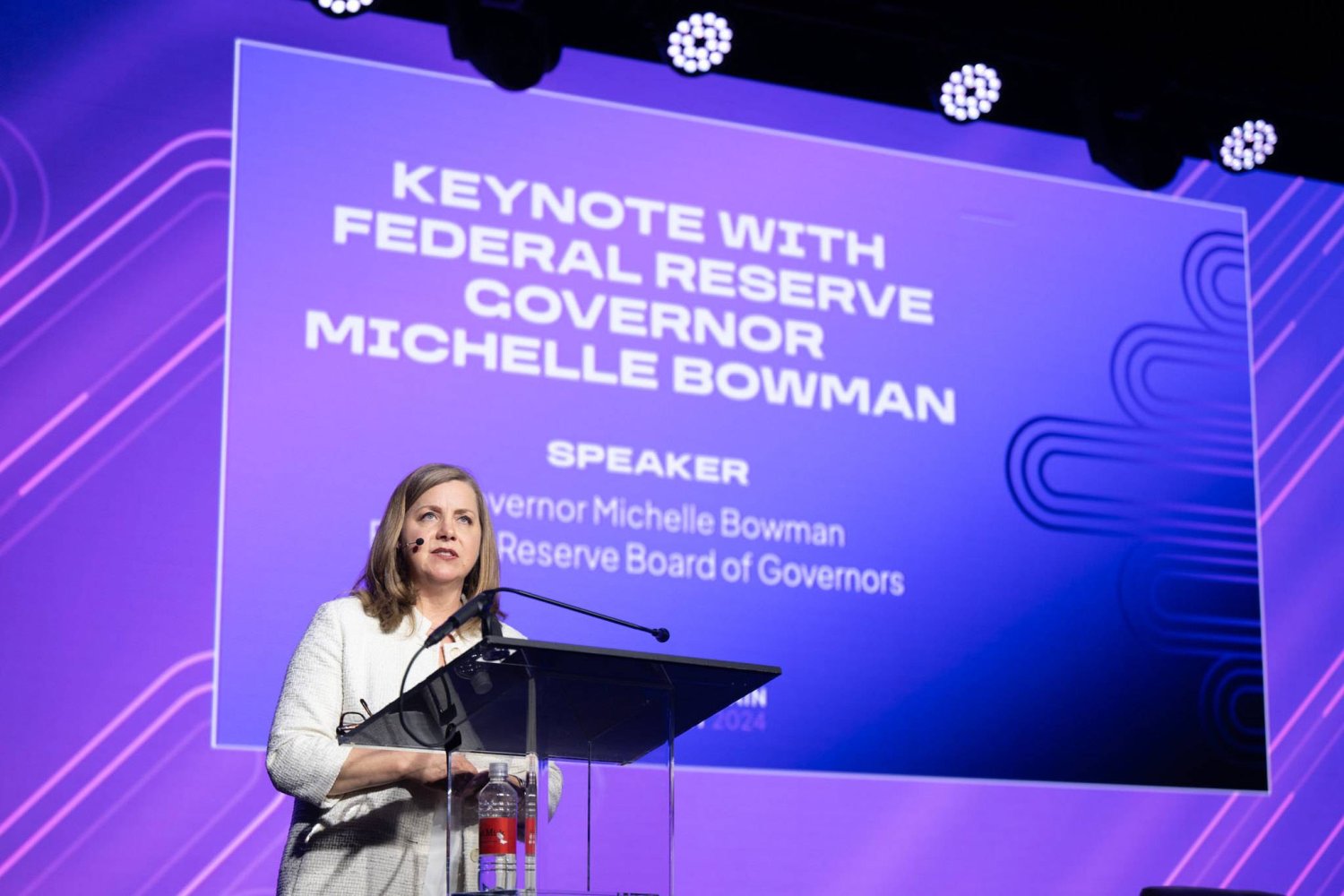 المستثمرون يترقبون محضر اجتماع «الفيدرالي» لمعرفة مصير الفائدة