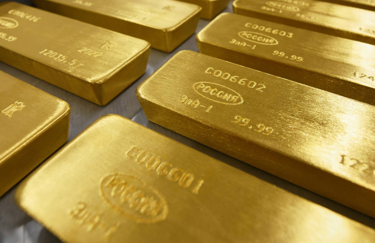 الذهب يتراجع مع جني المستثمرين الأرباح