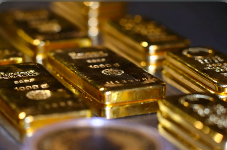 الذهب يتراجع بضغط من قوة الدولار… وبيانات التضخم الأميركي تثير الحذر