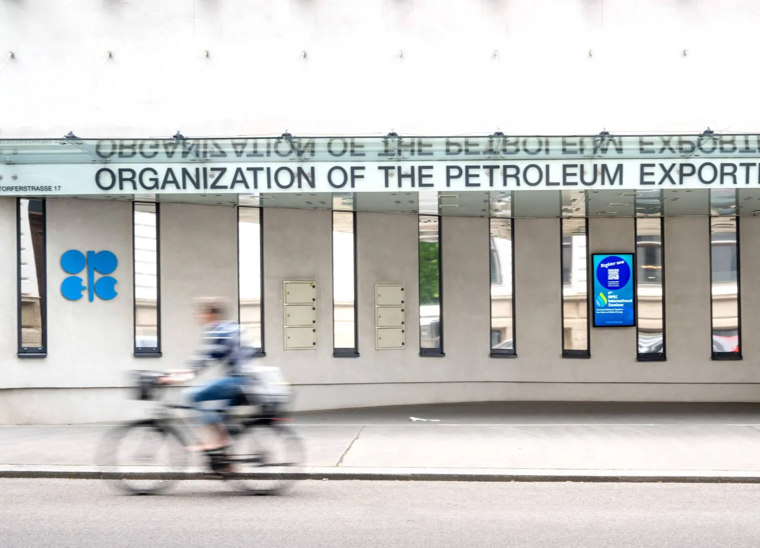 «أوبك بلس» تقرر الإبقاء على خطط حصص الإنتاج الحالية