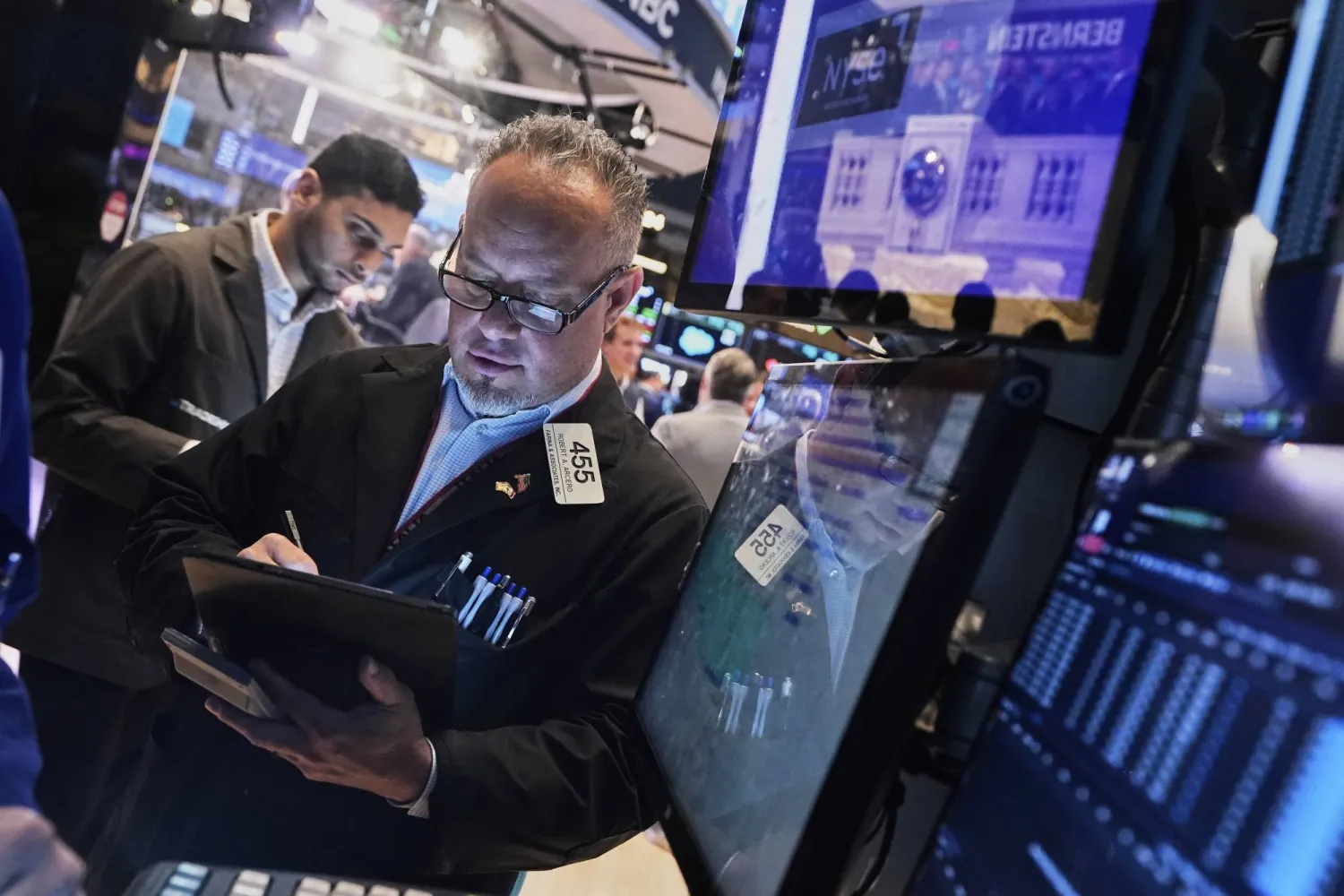 العقود الآجلة لـ«وول ستريت» ترتفع بقوة بعد انتكاسة جمركية لترمب