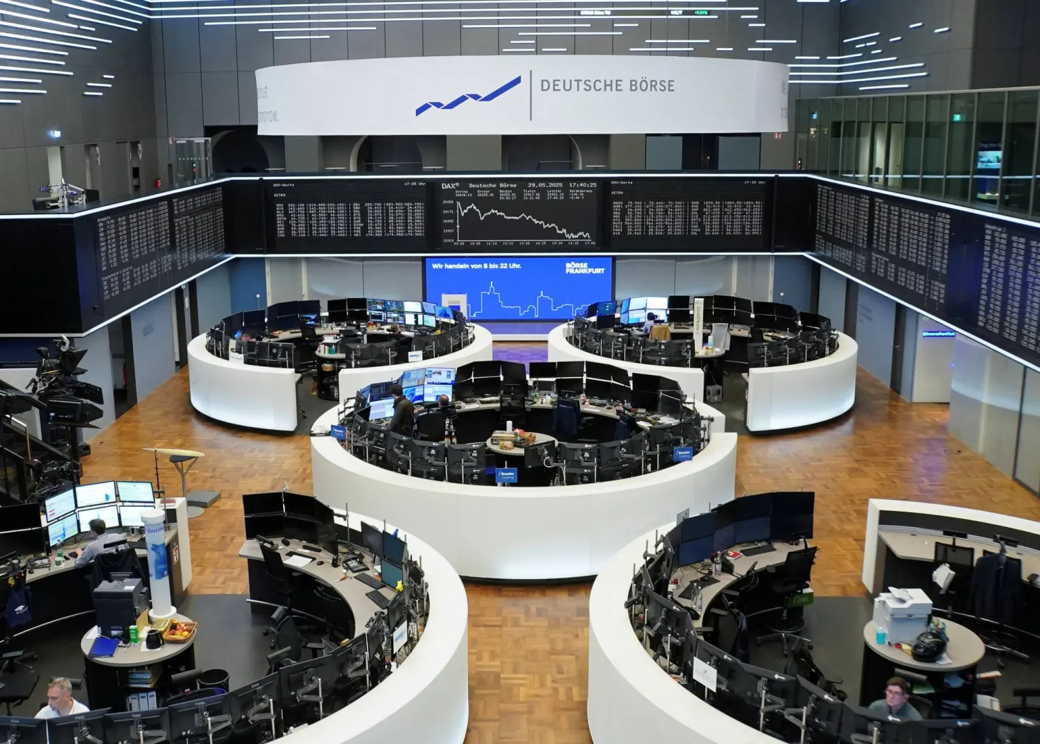 الأسهم الأوروبية تتراجع رغم اقترابها من مكاسب شهرية قوية