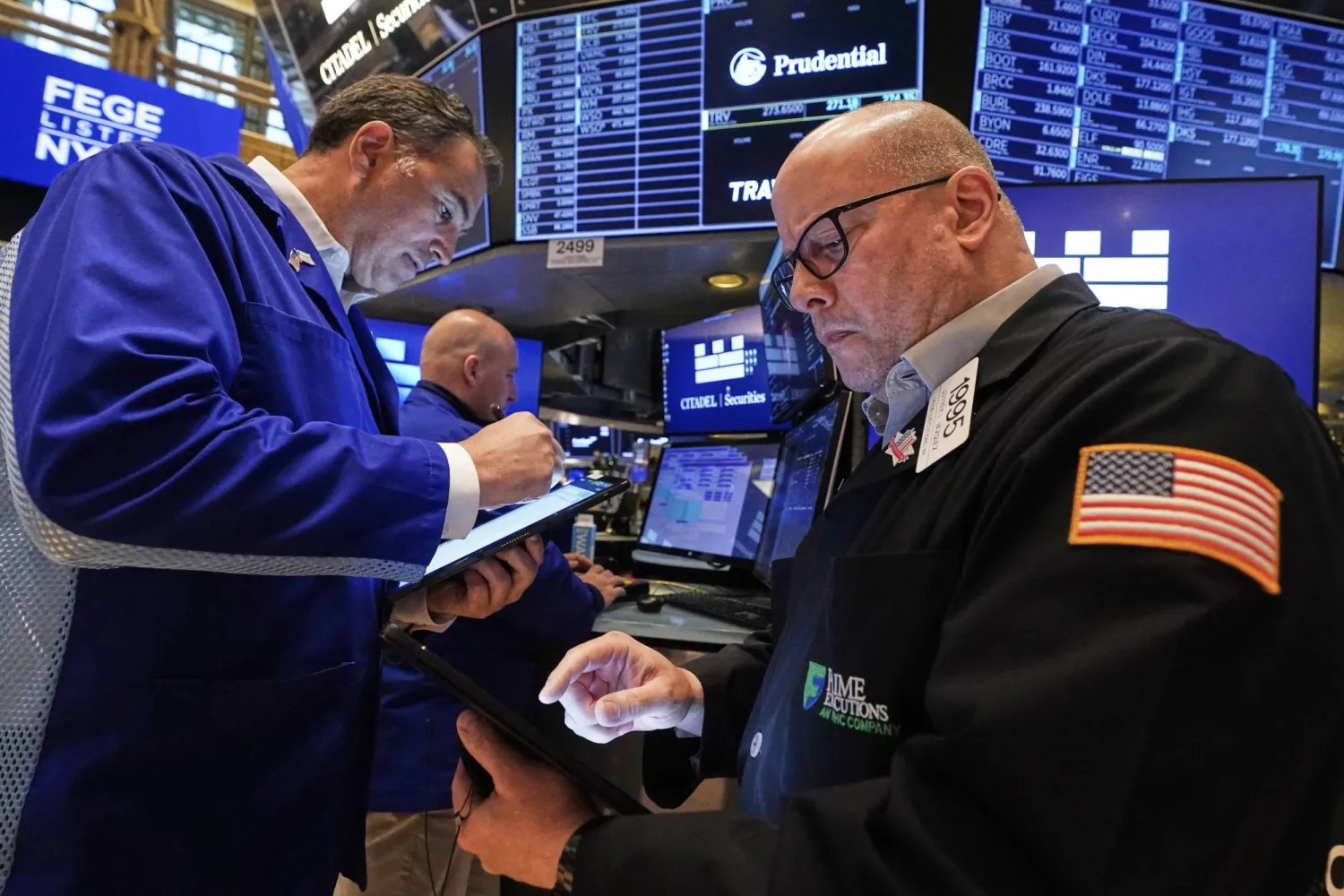 تراجع العقود الآجلة للأسهم الأميركية مع تثبيت رسوم ترمب