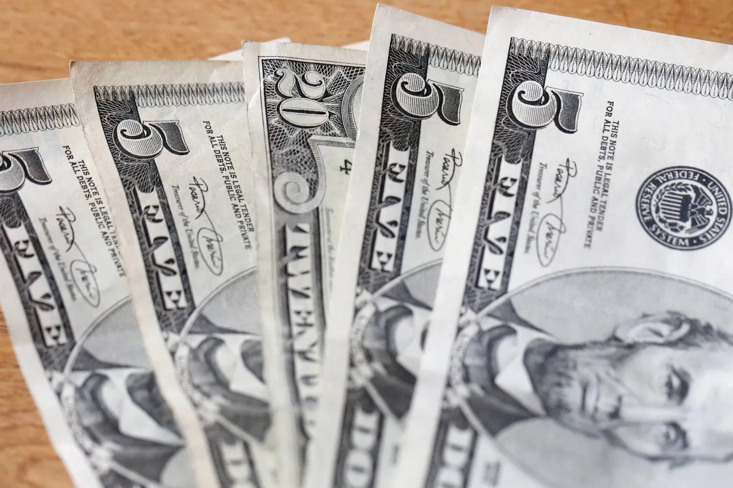 الدولار الأميركي يواصل التراجع للشهر الخامس