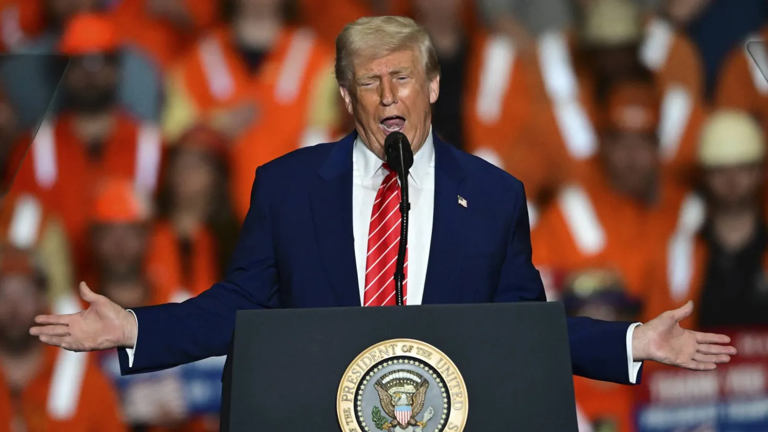 ترمب يعلن عزمه مضاعفة تعرفة واردات الصلب إلى 50%